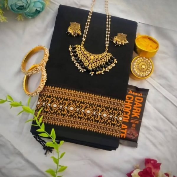 সোনালী বর্ডার শাড়ির সাথে ঝকমকে কম্বু